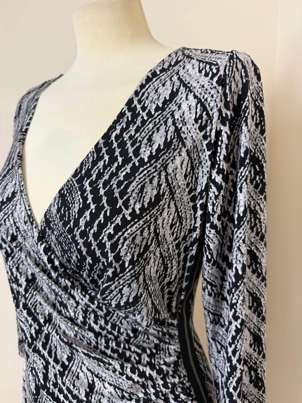London Times Black White Wrap Dress UK 14 V Neck 3/4 Sleeve Stretch