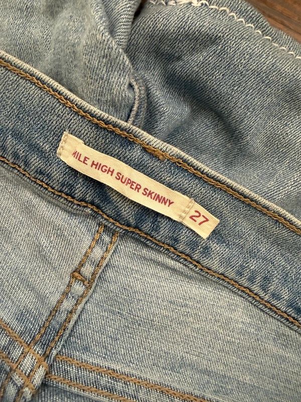 Levi’s Mile High Denim Shorts Light Wash High Waisted W27