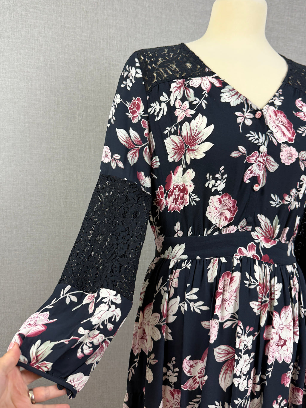 French Connection Black Floral Lace Skater Dress Size 12 – Preloved