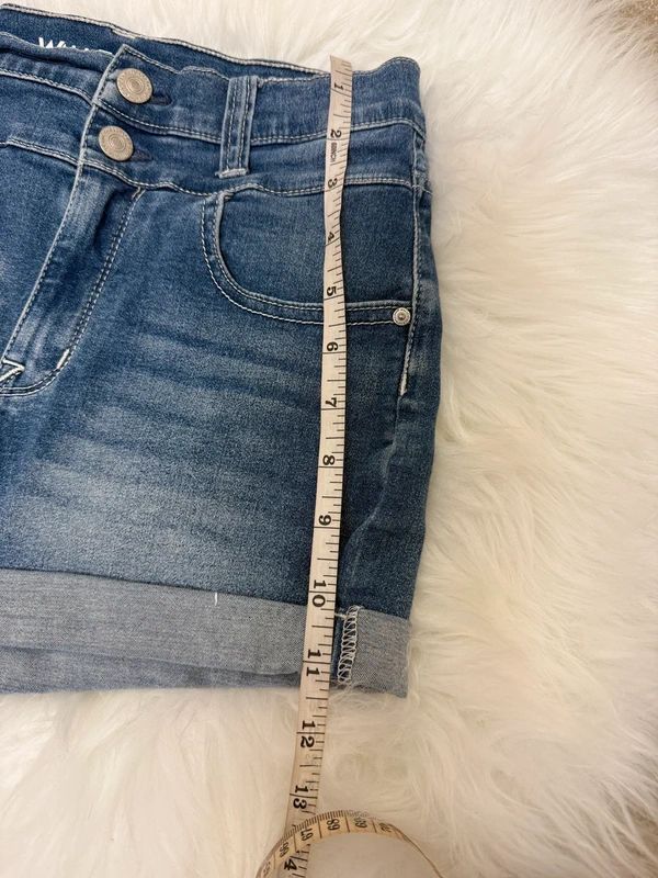 Wallflower Women’s Sassy High Rise Medium Wash Denim Shorts – Waist 26''