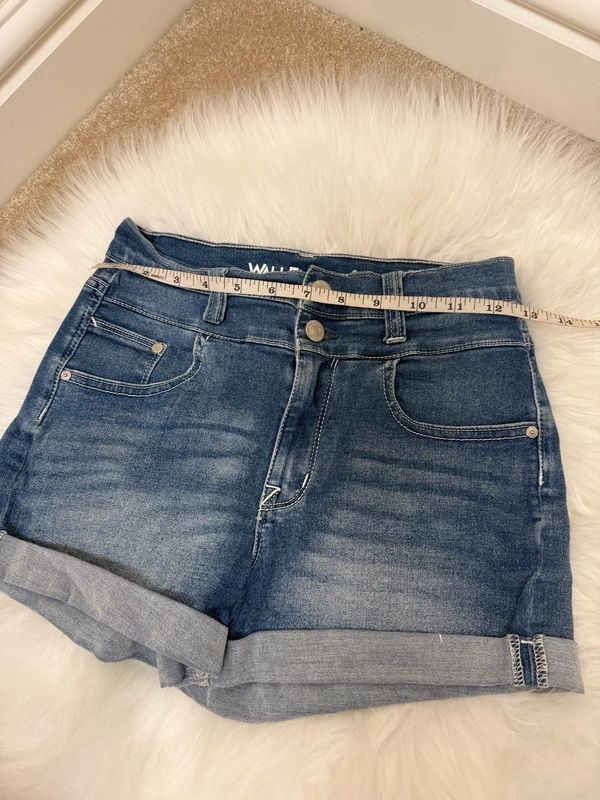 Wallflower Women’s Sassy High Rise Medium Wash Denim Shorts – Waist 26''