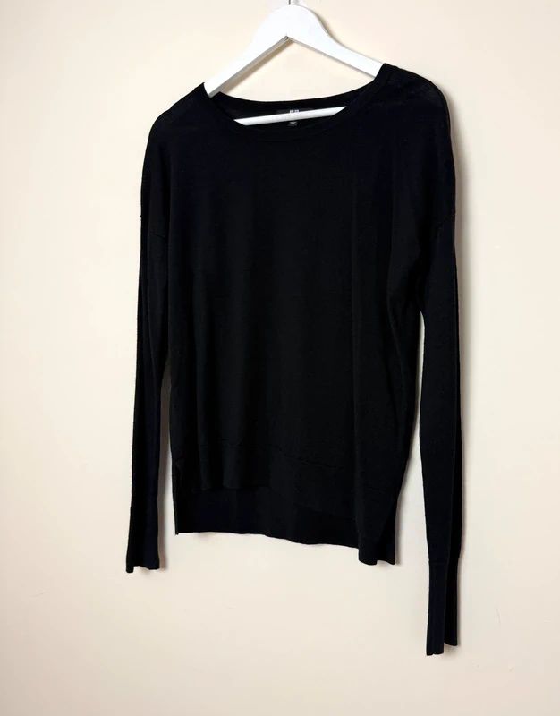 Uniqlo 100% Pure Wool Black Jumper Medium Crew Neck Lightweight