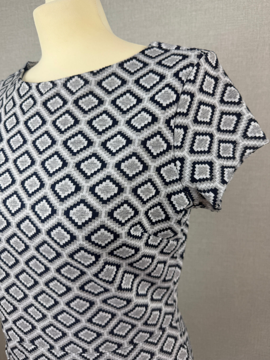 Grey & Black Geometric Print Fit & Flare Dress UK 12 – Pre-Loved