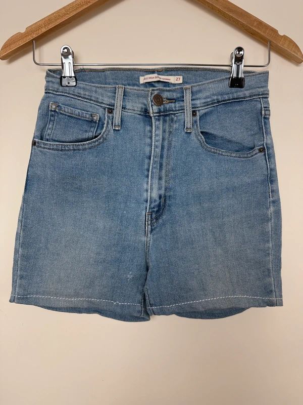 Levi’s Mile High Denim Shorts Light Wash High Waisted W27