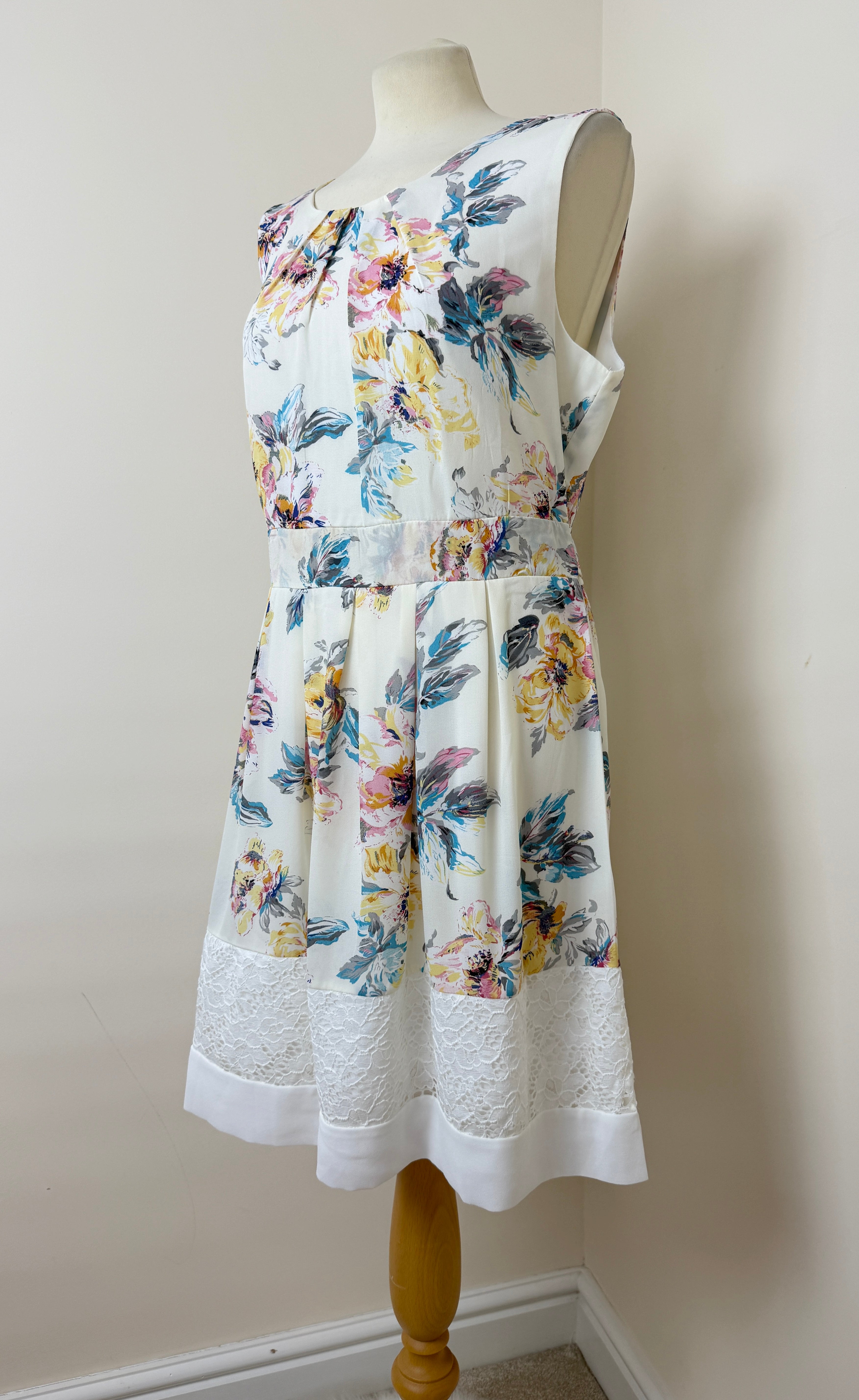 Izabel London Floral Dress UK16 BNWT Sleeveless Pleated High Neck Fit & Flare