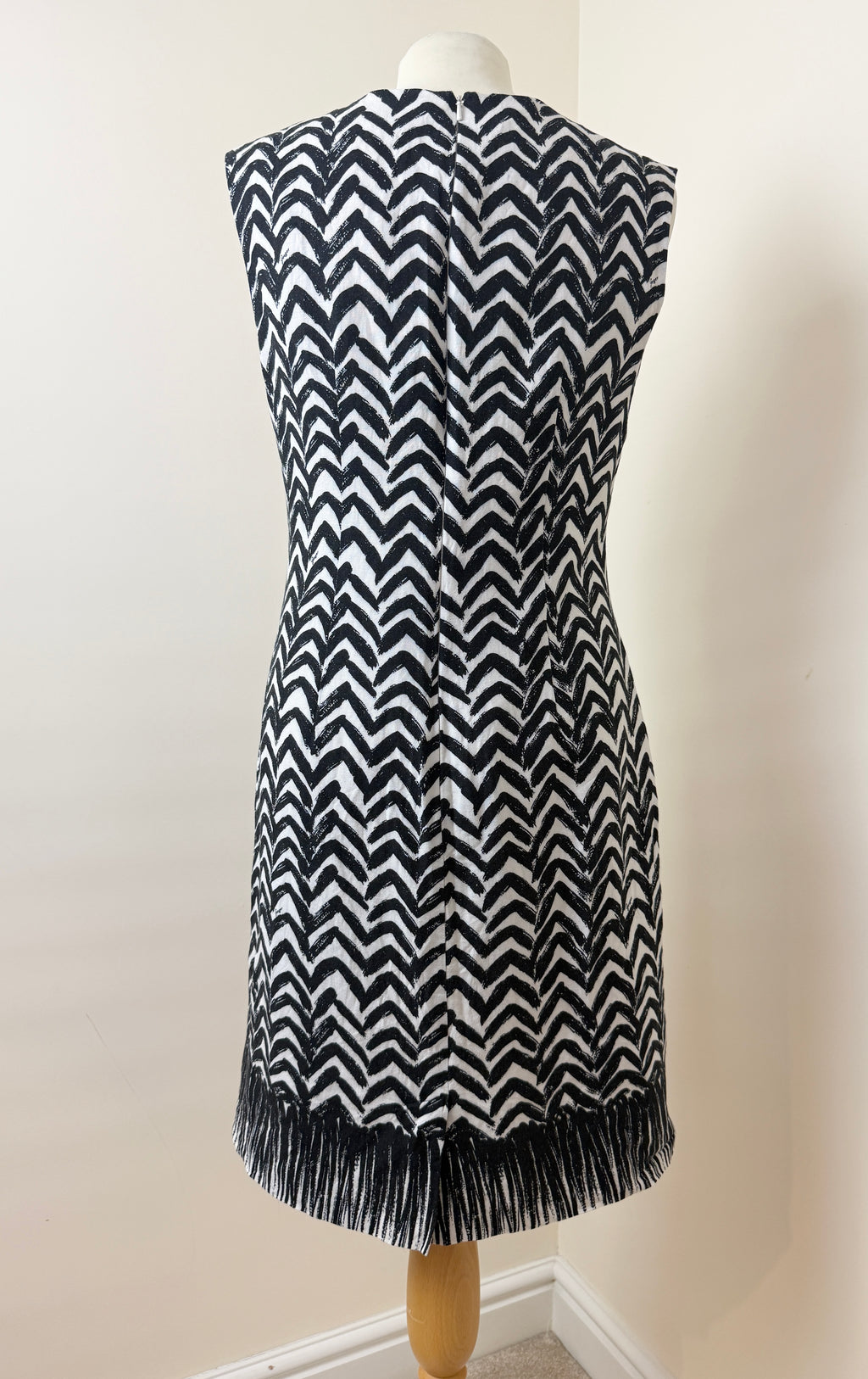 Jaeger Black Ivory Chevron Shift Dress UK12 Sleeveless Linen Blend Abstract