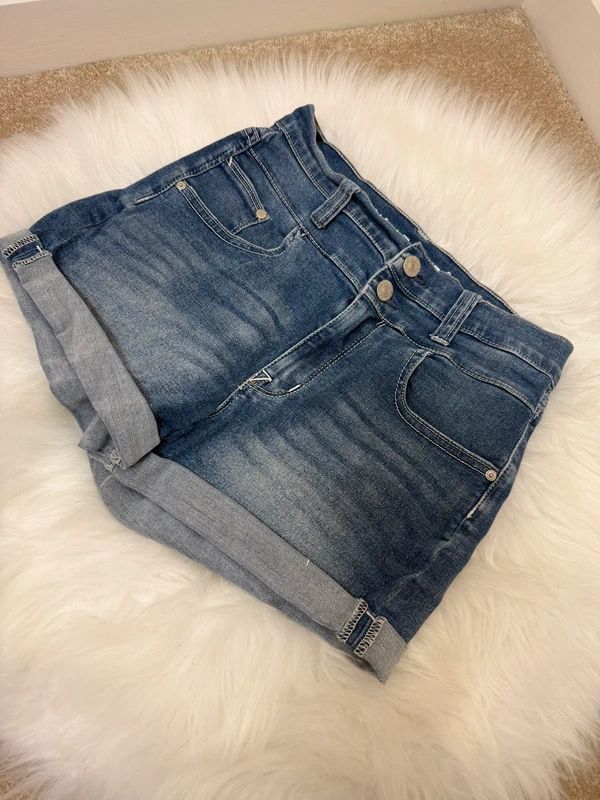 Wallflower Women’s Sassy High Rise Medium Wash Denim Shorts – Waist 26''