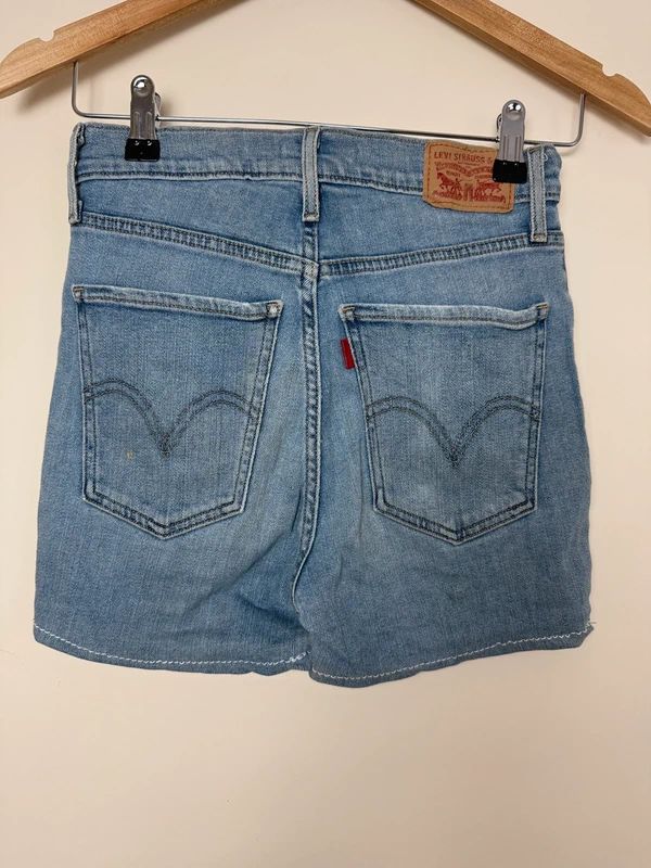 Levi’s Mile High Denim Shorts Light Wash High Waisted W27