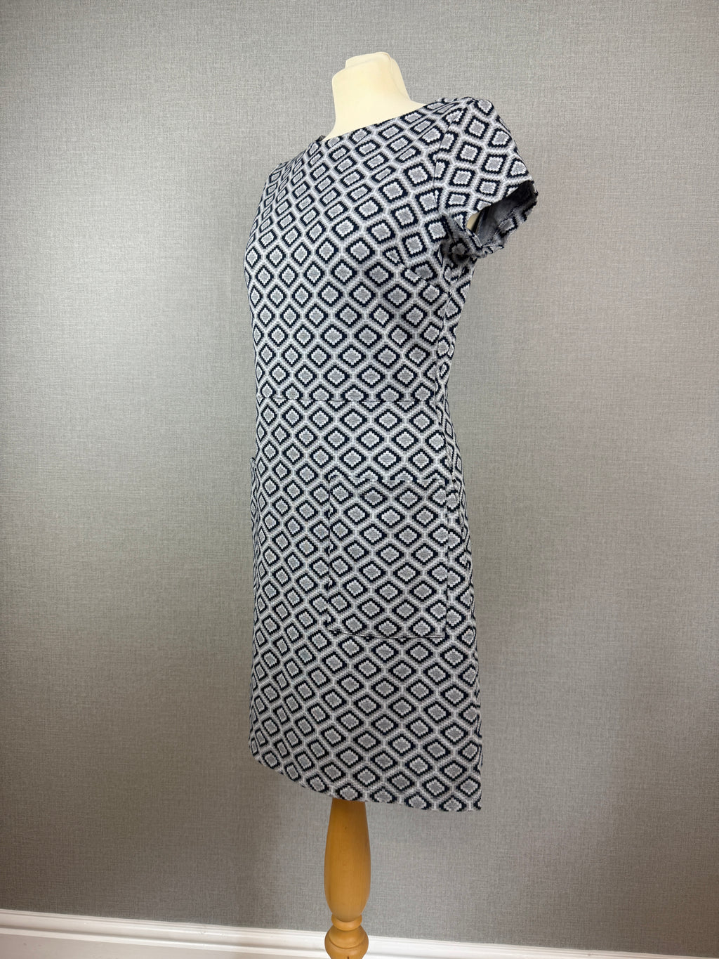 Grey & Black Geometric Print Fit & Flare Dress UK 12 – Pre-Loved
