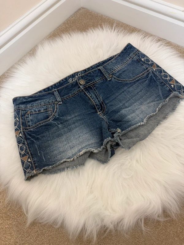 Red Camel Candice Embroidered Dark Wash Stretch Denim Micro Shorts – Boho Festival Style (UK 12/14)