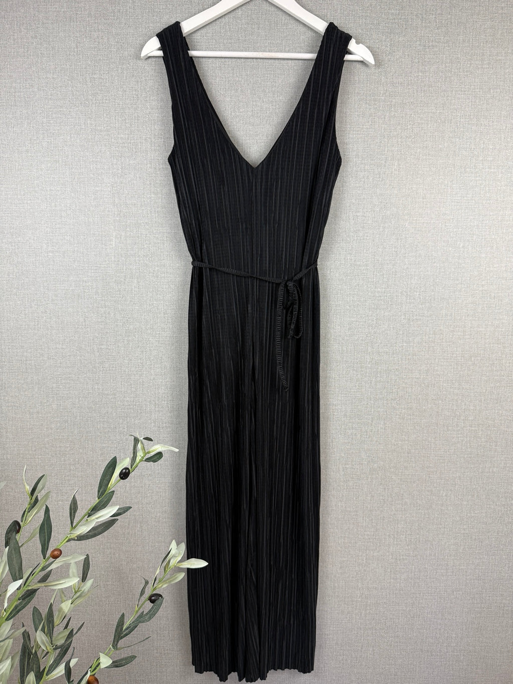 Pins & Needles Black Pleated Wide-Leg Cropped Jumpsuit Size S - Pre-loved