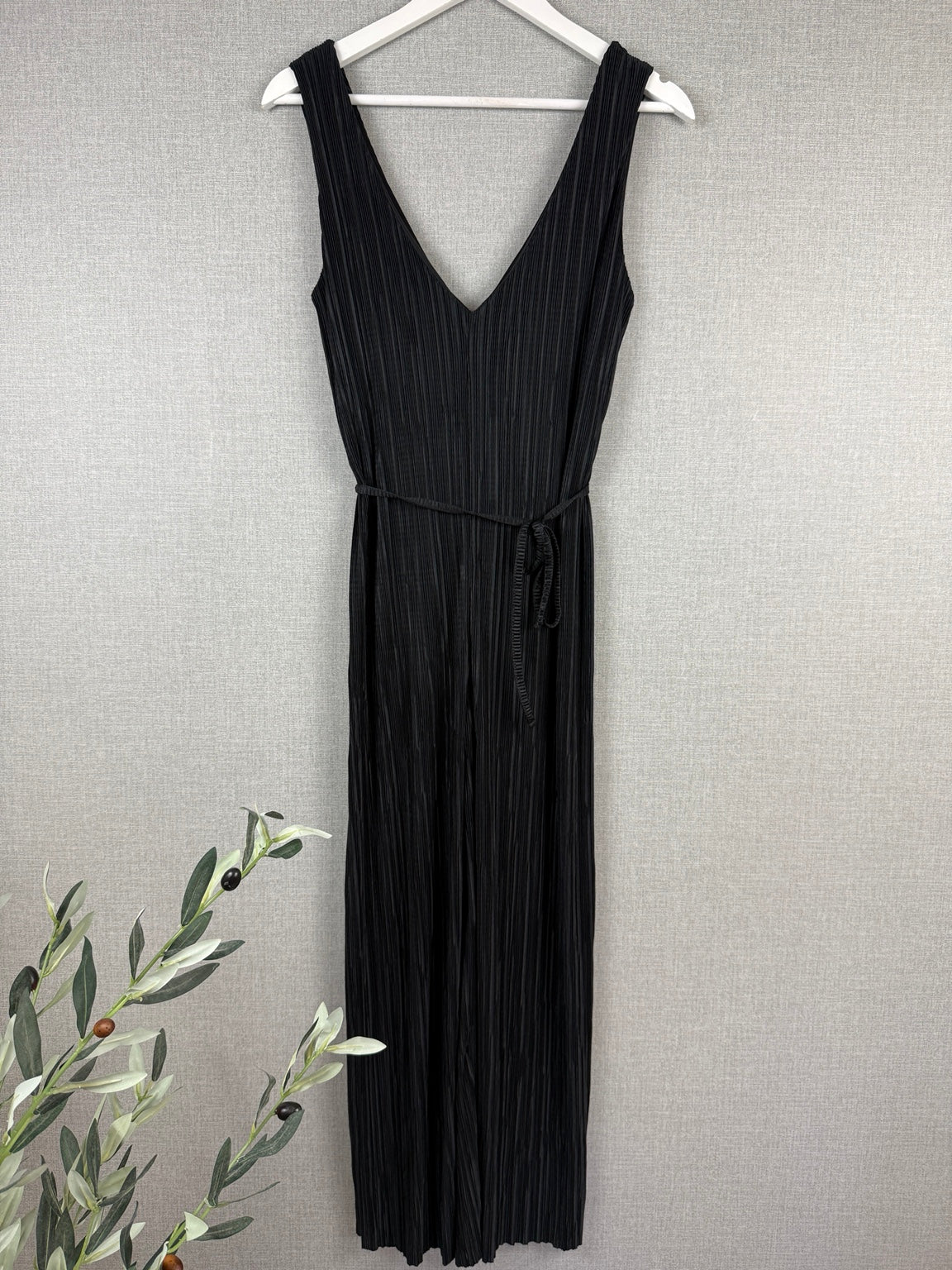 Pins & Needles Black Pleated Wide-Leg Cropped Jumpsuit Size S - Pre-loved