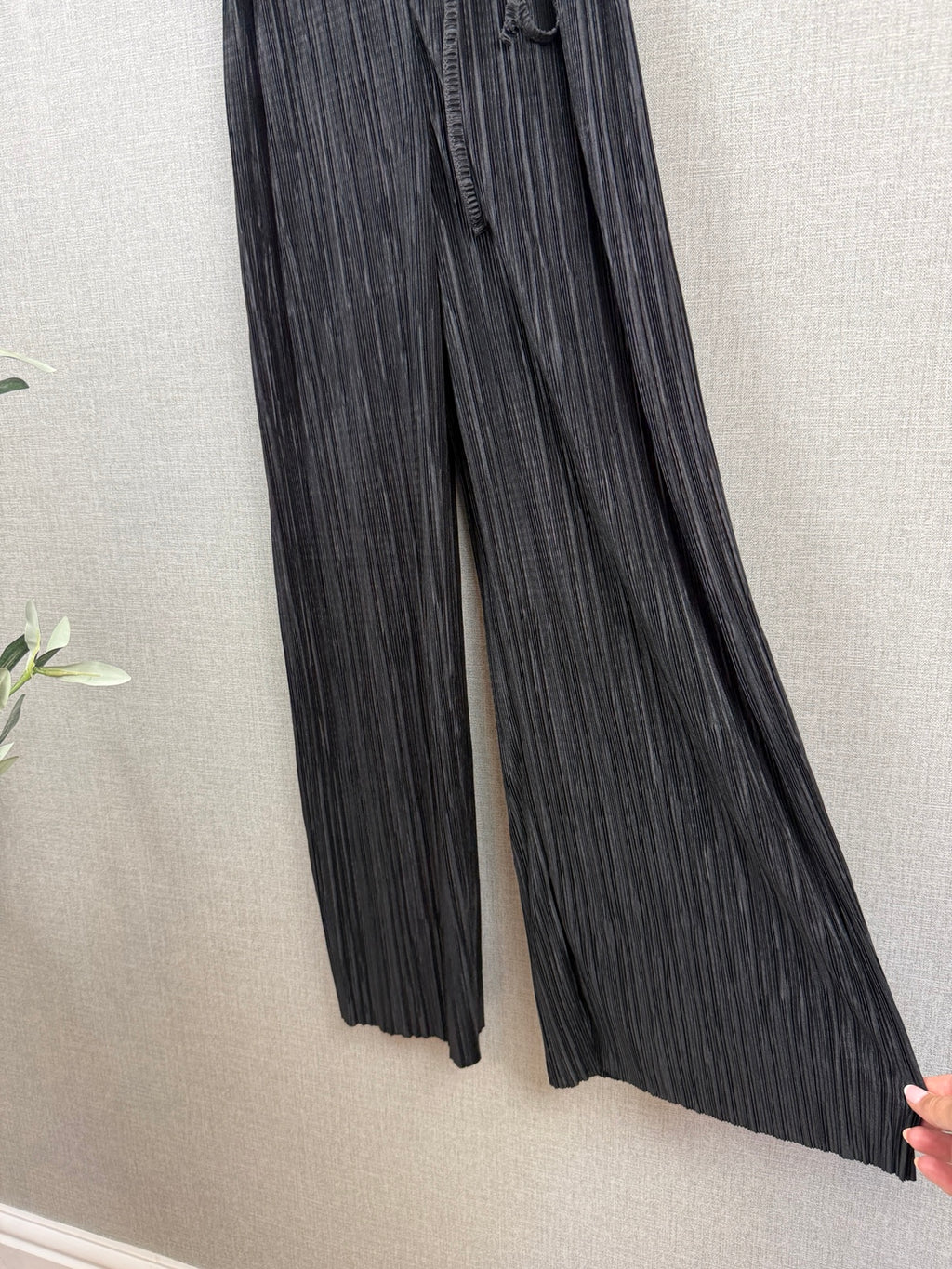 Pins & Needles Black Pleated Wide-Leg Cropped Jumpsuit Size S - Pre-loved