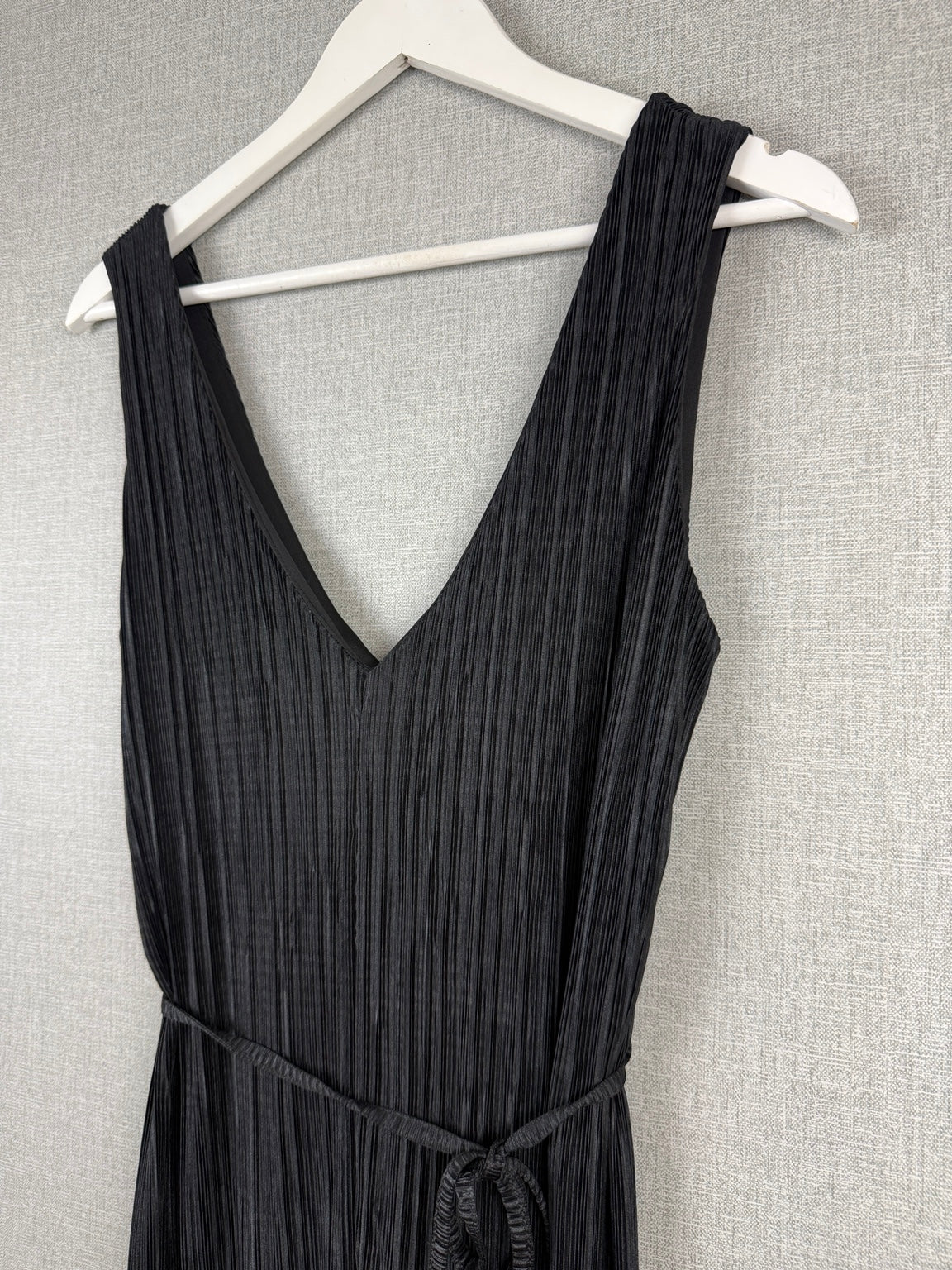 Pins & Needles Black Pleated Wide-Leg Cropped Jumpsuit Size S - Pre-loved