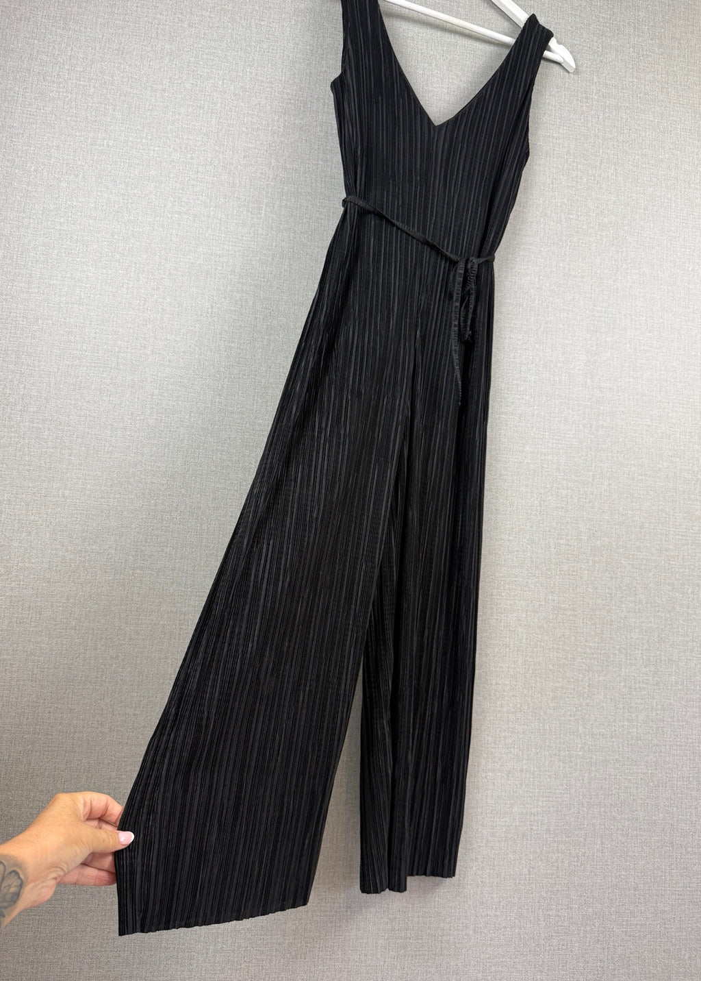 Pins & Needles Black Pleated Wide-Leg Cropped Jumpsuit Size S - Pre-loved