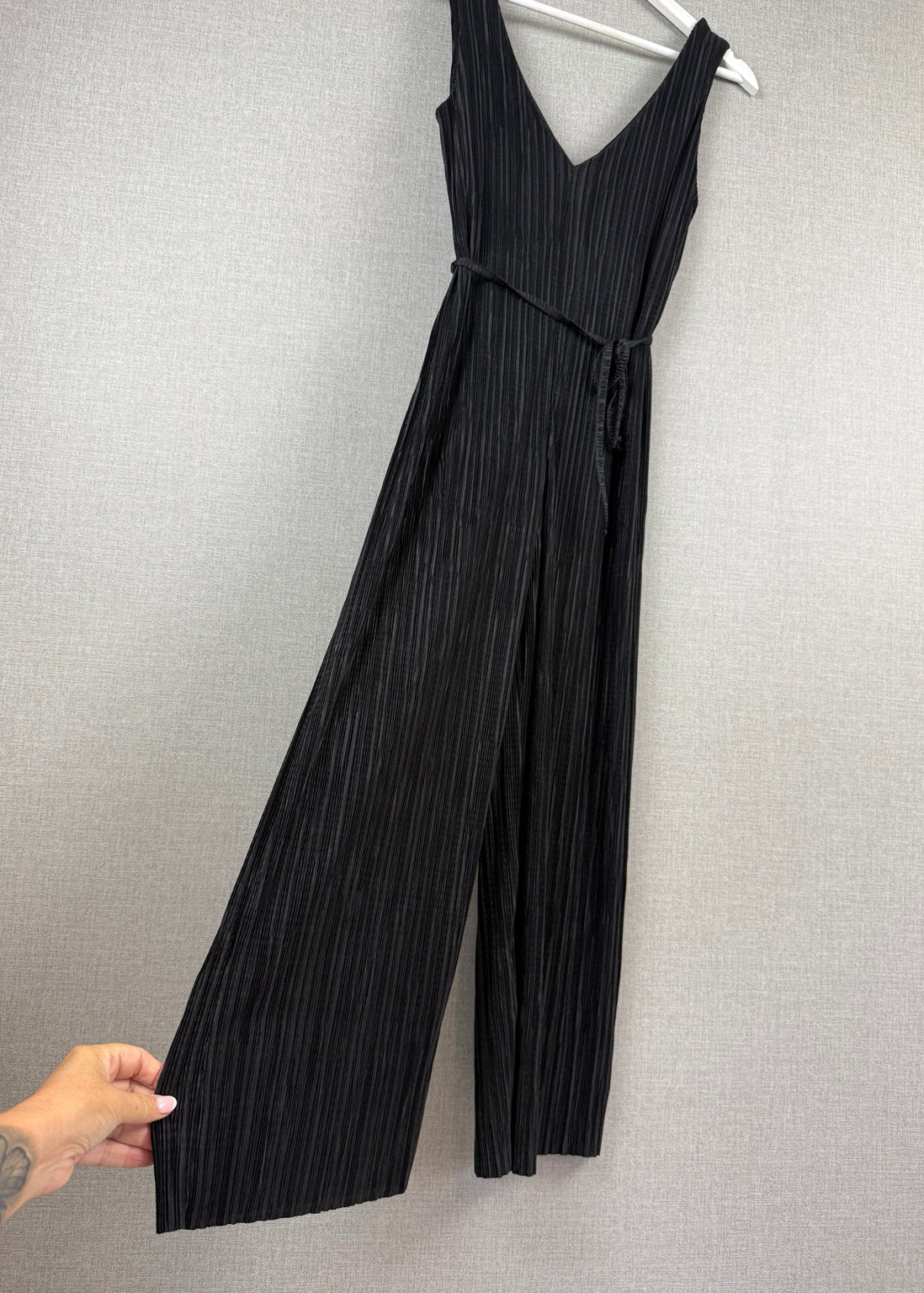 Pins & Needles Black Pleated Wide-Leg Cropped Jumpsuit Size S - Pre-loved