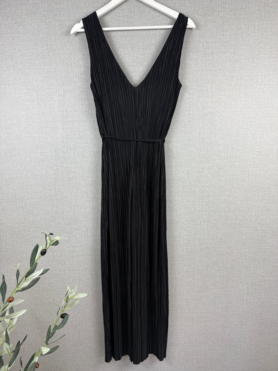 Pins & Needles Black Pleated Wide-Leg Cropped Jumpsuit Size S - Pre-loved