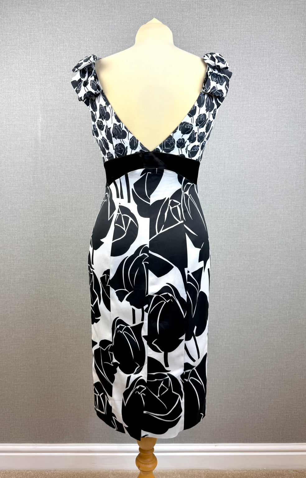 Karen Millen Black & White Rose Floral Pencil Midi Dress – UK 12 - Pre-loved