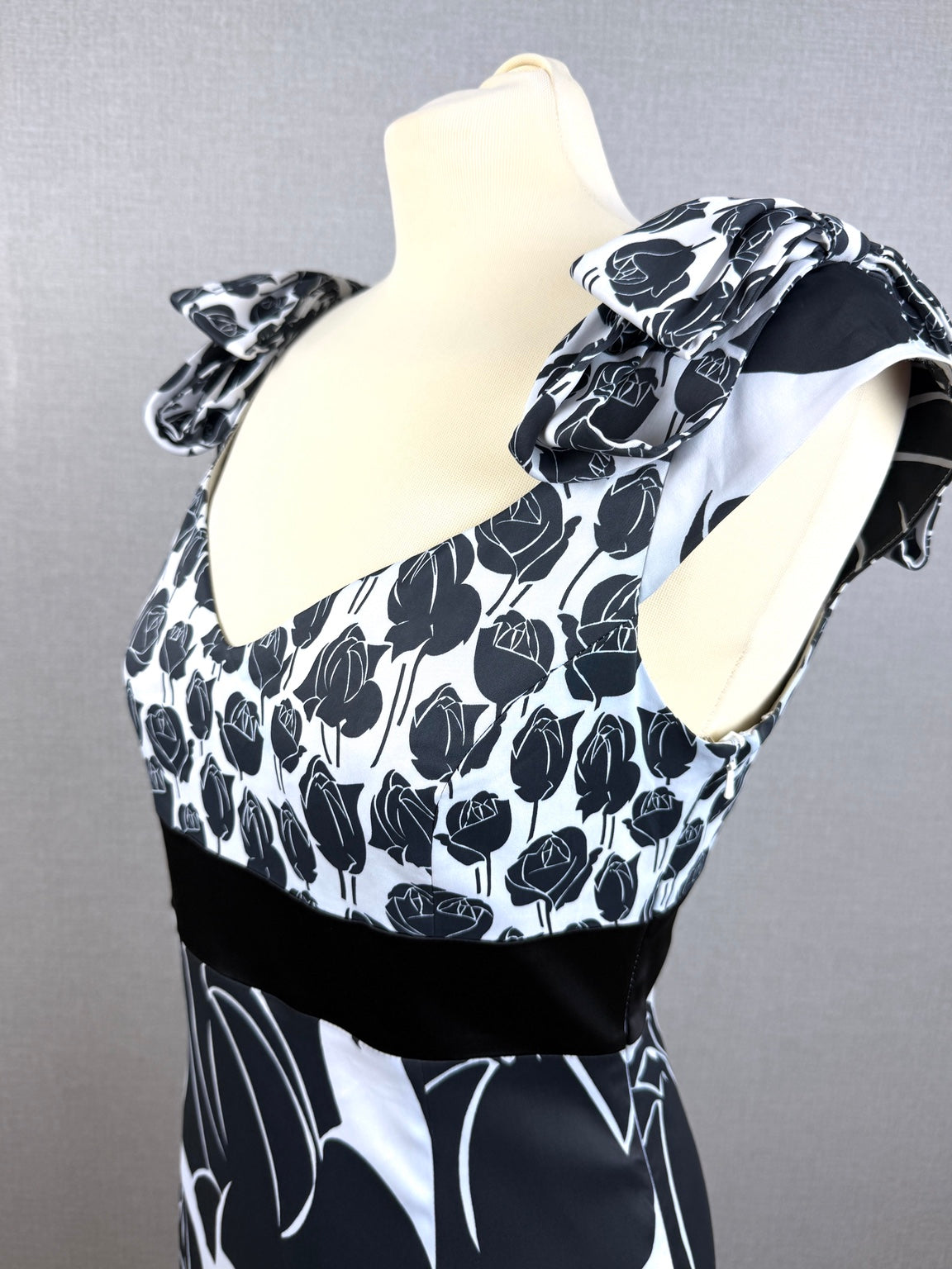 Karen Millen Black & White Rose Floral Pencil Midi Dress – UK 12 - Pre-loved