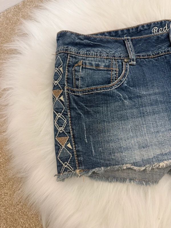 Red Camel Candice Embroidered Dark Wash Stretch Denim Micro Shorts – Boho Festival Style (UK 12/14)