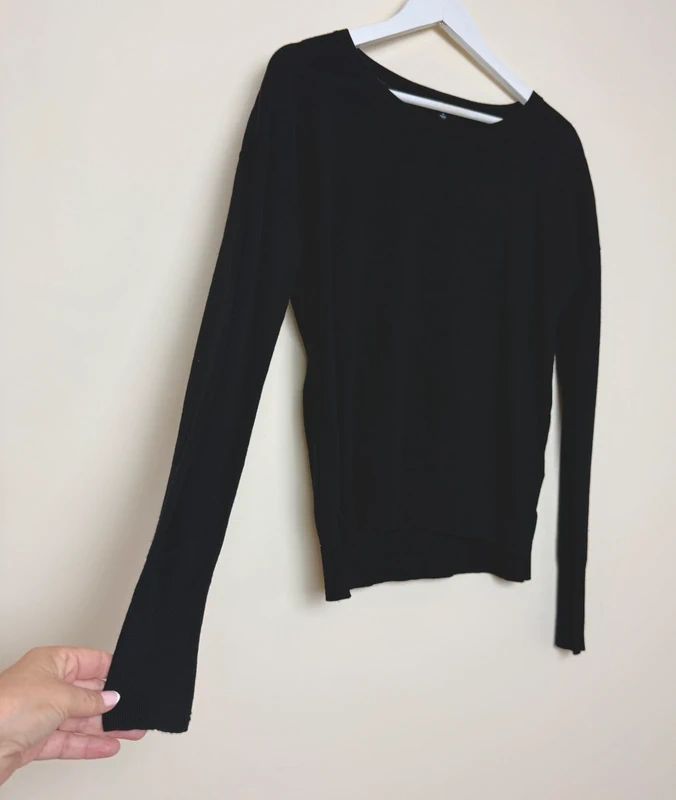 Uniqlo 100% Pure Wool Black Jumper Medium Crew Neck Lightweight