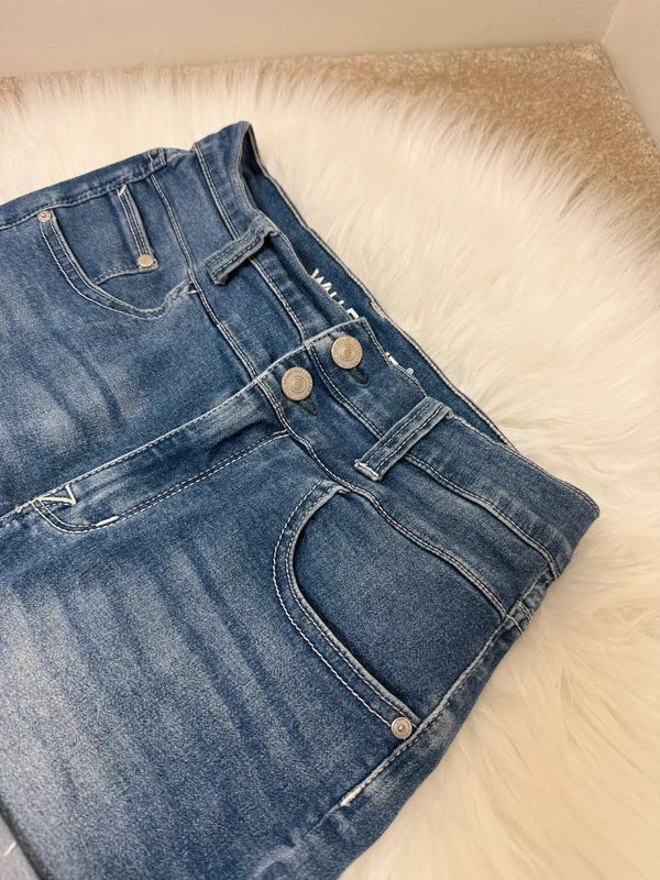 Wallflower Women’s Sassy High Rise Medium Wash Denim Shorts – Waist 26''