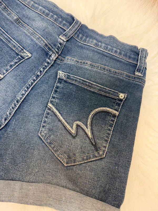 Wallflower Women’s Sassy High Rise Medium Wash Denim Shorts – Waist 26''