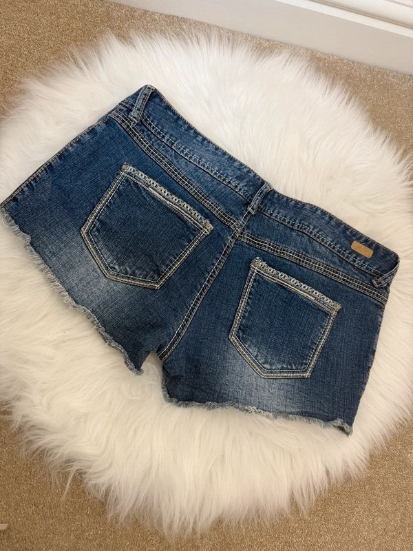 Red Camel Candice Embroidered Dark Wash Stretch Denim Micro Shorts – Boho Festival Style (UK 12/14)