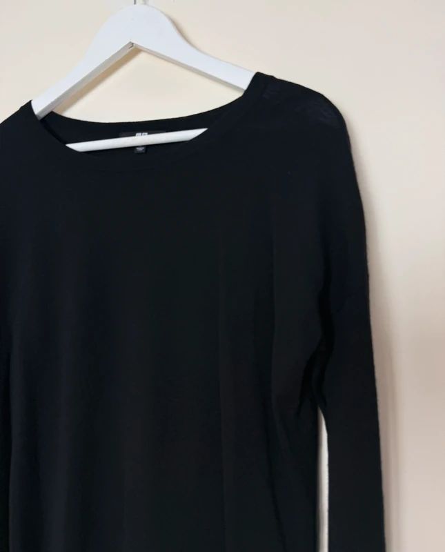 Uniqlo 100% Pure Wool Black Jumper Medium Crew Neck Lightweight